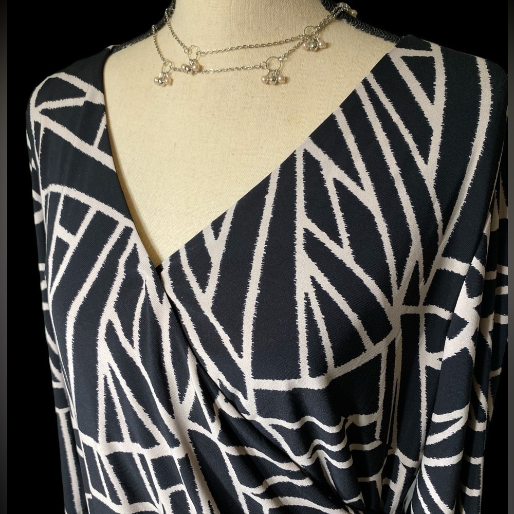 Chaps-XL black/tan geometric dress. Side rouching, V neck, pull over. Like new!!